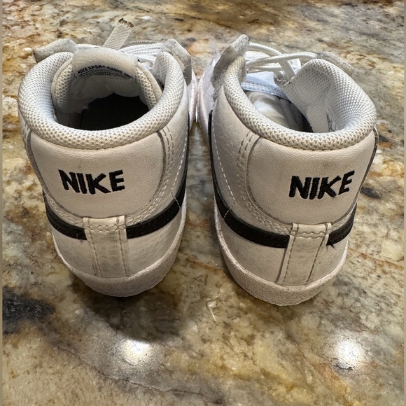 Toddler Nike shoes size 8 - Picture 2 of 3